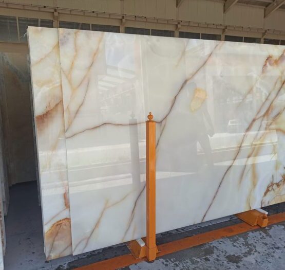 onyx white slab 1 555x525